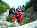 为缓解压力8高考生结伴登山 夜困山中1人不慎坠落