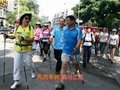 年轻人拄两根拐杖“越野行走” 比徒步更健身