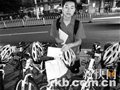 亚残运火炬手轻骑两千公里撑大运(图)