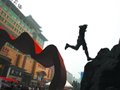 金街垒起7米假山 户外爱好者争相“攀山”