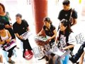 重庆乱走团团长西藏遇难 百余驴友迎其骨灰回家