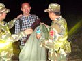 武警哈密边防支队盐池派出所成功救助4名登山遇险群众(图)