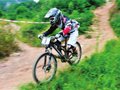 时速80公里的山道速降赛 玩家体验“飞一般的感觉”