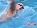 苏州67岁老人横渡琼州海峡 两天内游个来回