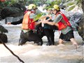 14名老年驴友溪口遇险 消防兵涉险勇救老人