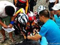 丝绸之路险遇罕见横风 女车手受伤忍痛继续行