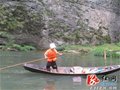 猛洞河漂流途中现“少年卖货郎” 网友呼吁安全第一