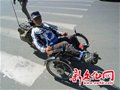 长春一62岁老人骑躺车 引来市民“追星”