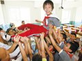 少女“拉纤”助轮椅姥姥登山看风景 抱其残腿挪下楼