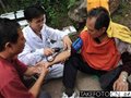 56岁老人爬山突发心脏病 999徒步上山急救