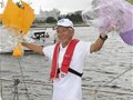 7旬老人自驾游艇环游世界 创下世界纪录