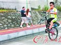 最牛“单车哥”独轮骑行一路放歌 走红网络(图)