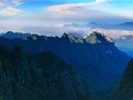 游人竞登神农顶 挑战华中第一峰(图)