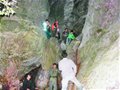 4少年攀登少室山一人被困石缝 紧急营救遇险少年