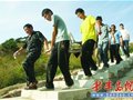 爬浮山扒树枝练单杠手一滑掉下山(图)