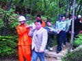 女游客拍照跌下三米高巨石 粉碎骨折被抬下山