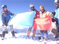 地大登山队自背负成功攀登雪隆包