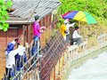 钓鱼者无视禁钓告示 在旁边“跨栏”垂钓