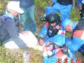 六旬老太崂山摔断腿红十字救援队冒雨驰援