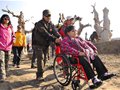 乌鲁木齐志愿者架起“人梯” 残友圆了登山梦