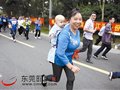 黄江镇2011年登山比赛五旬阿姨背外孙跑完全程
