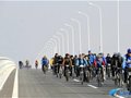100多位自行车爱好者骑单车通过崇启大桥