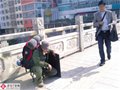 背包扮“驴友” 乞讨出新招(图)