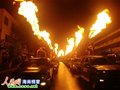 热气球喷火表演游行在万宁市区上演
