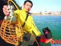 户外运动爱好者发明打捞器 能深入海底30米打捞垃圾(图)