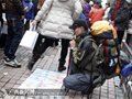 “驴友”闹市乞讨被疑行为艺术 资深驴友指出四大疑点