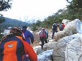 “驴友”频走险 让人捏把汗