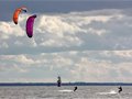 英国IT经理冲浪上班 风筝冲浪国内玩家增多