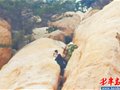 两女驴友滑进石缝 消防用绳索救出(图)