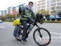 一大学生骑单车跨省去上学
