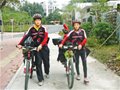 北京两位摄影师单车骑行 拍卖照片助学(图)