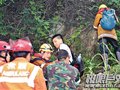 少年登山观景不慎失足滚下山坡