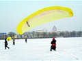长春两男子踩滑雪板拉滑翔伞兜风(图)