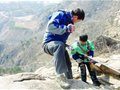 7岁男孩飞檐走壁 狼爸带其高空速降