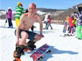 长春“光猪滑雪节”爱好者裸体滑雪(图)