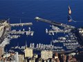 极限运动者摩纳哥高空走钢丝平稳穿越(组图)