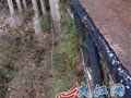 攀岩清洁工感动参观者倡议保护环境