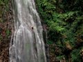 澳大利亚探险者穿越隧洞玩峡谷溪降