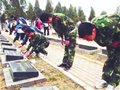 青岛大学生徒步80里祭扫烈士墓(图)