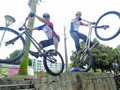 大男生玩转攀爬车极限运动 14年不言放弃