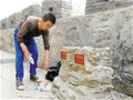 七旬老爷子登山不让小伙儿