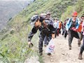 户外俱乐部登山爱好者聚集秦岭山中捡拾山上垃圾