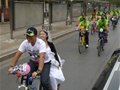 昆明“90后”骑自行车办低碳婚礼 浩荡迎亲车队随行