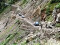 川藏公路西藏波密境内路基垮塌 近百人滞留