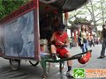 欲创吉尼斯纪录 河北老汉拉板车游中国