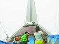 成都举办208米“垂直马拉松”女选手终点瘫倒